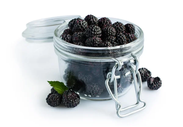 Schwarze Himbeere oder Brombeere im Glas — Stockfoto