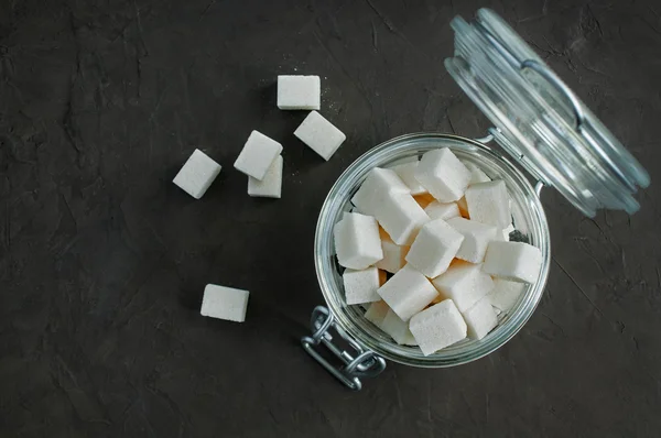 Cubos blancos de azúcar en un frasco de vidrio — Foto de Stock