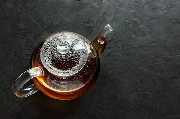 Glazen theepot met hete thee — Stockfoto