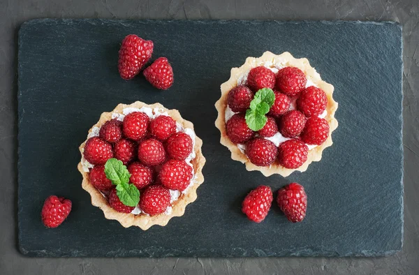 Törtchen mit Himbeeren — Stockfoto