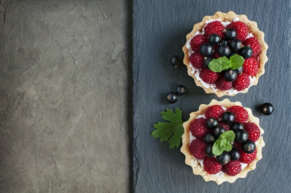 Törtchen mit Himbeeren und Johannisbeeren — Stockfoto