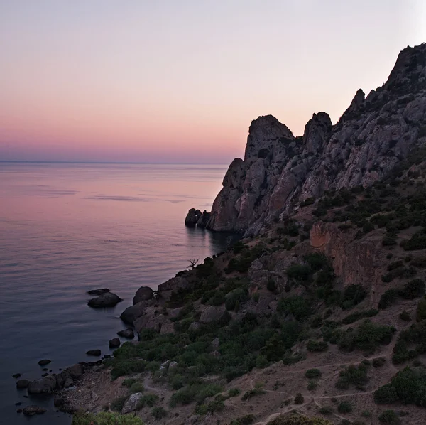 Veduta della baia blu e del monte Karaul-Oba al tramonto — Foto Stock
