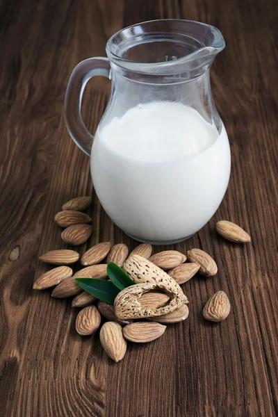Mandel och mjölk — Stockfoto