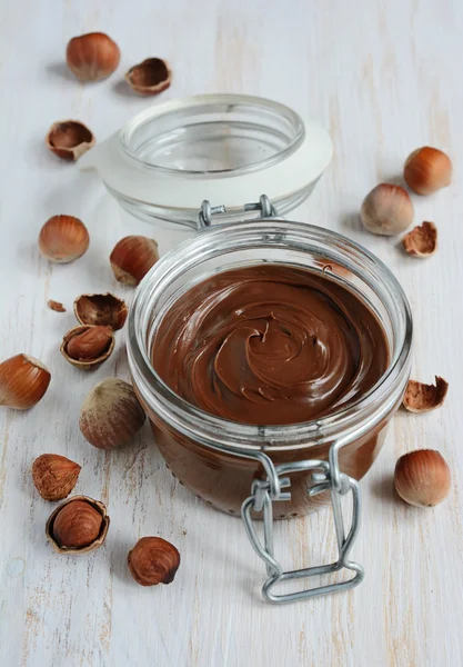 Tartinade de noisettes au chocolat dans un bocal en verre — Photo