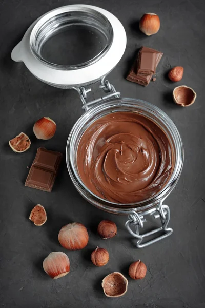 Cokelat hazelnut menyebar atau kacang mentega dalam botol kaca — Stok Foto