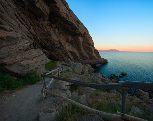 El sendero en la ladera junto al mar — Foto de Stock