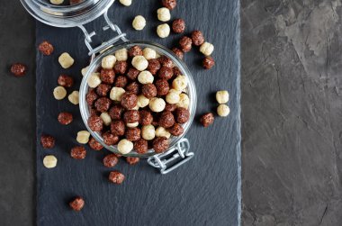 Mısır gevreği topları kahvaltıda bir cam kavanoz 