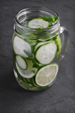 Salatalık ve kireç suyu Detoks