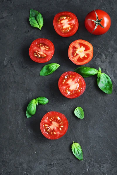 Свежие помидоры черри и базилик — стоковое фото