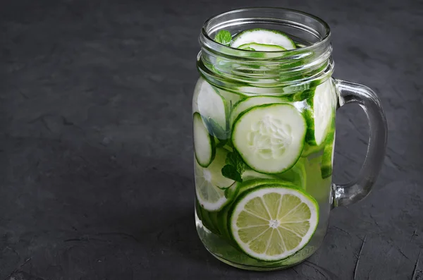 Agua de desintoxicación con pepino y cal — Foto de Stock