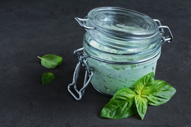 Beyaz peynir ve fesleğen ile yayıldı