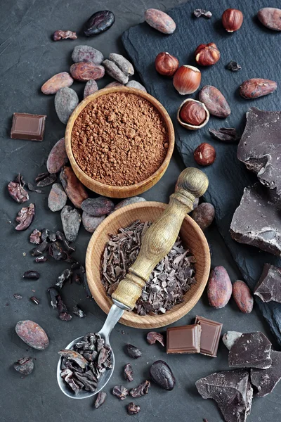 Шоколадні шматочки, какао порошок і какао-боби — стокове фото