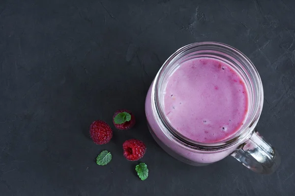 Himbeer-Smoothie im Glas — Stockfoto