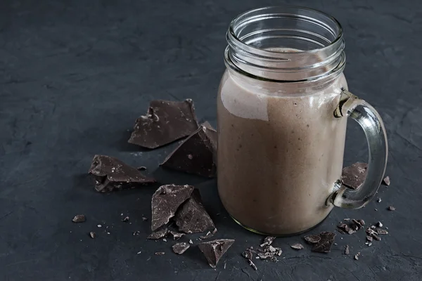 Çikolata güler yüzlü veya çikolatalı milkshake — Stok fotoğraf