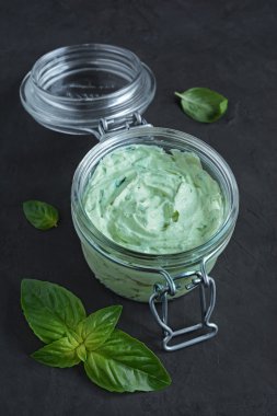 Beyaz peynir ve fesleğen ile yayıldı