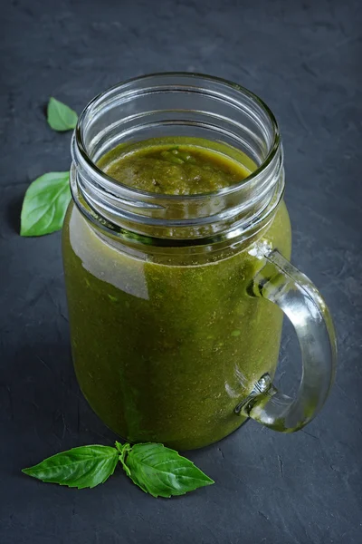 Eten, gezonde groene smoothie met basilicum — Stockfoto