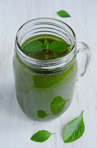 Groene smoothie met basilicum — Stockfoto