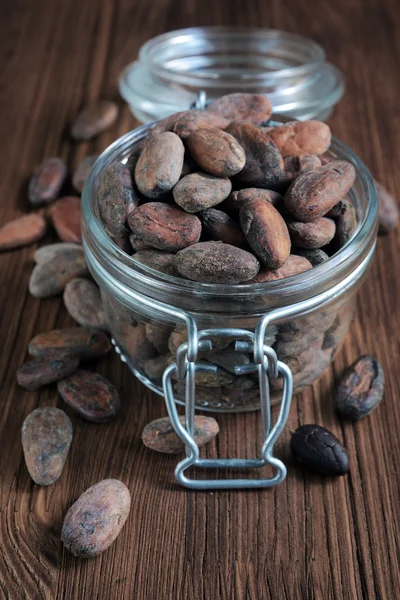 Judías de cacao en un frasco de vidrio — Foto de Stock