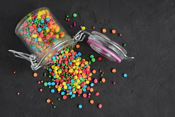 Colorida confitería rociando en un frasco de vidrio — Foto de Stock