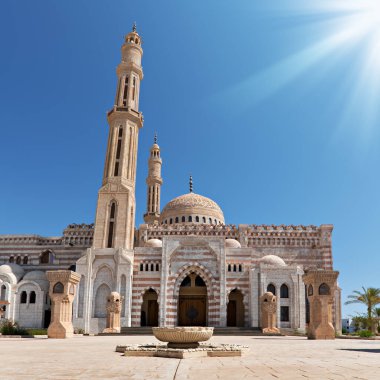 Sharm El Sheikh 'teki güzel Mustafa Camii mavi gökyüzü arka planında
