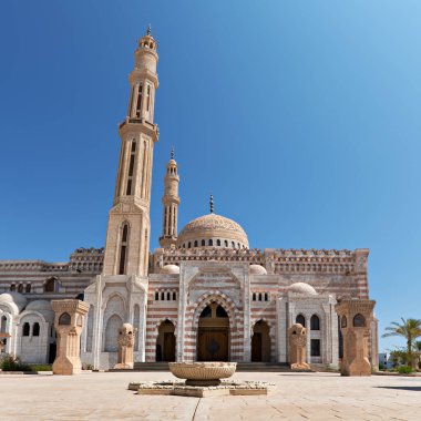 Sharm El Sheikh 'teki güzel Mustafa Camii mavi gökyüzü arka planında