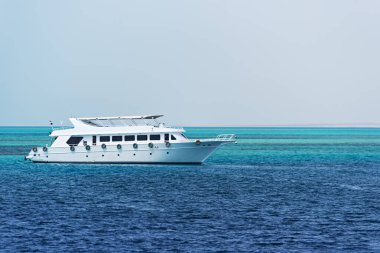 Kızıl Deniz, Mısır 'da deniz yürüyüşü için güzel beyaz özel bir yat.