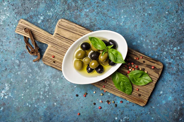 Vista Dall Alto Gustoso Mix Olive Verdi Nere Con Foglie — Foto Stock