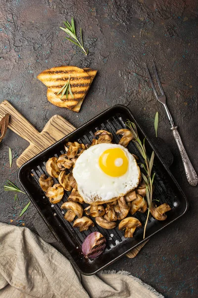 Top View Fried Egg Grilled Champignon Mushrooms Cast Iron Skillet — Stock Photo, Image