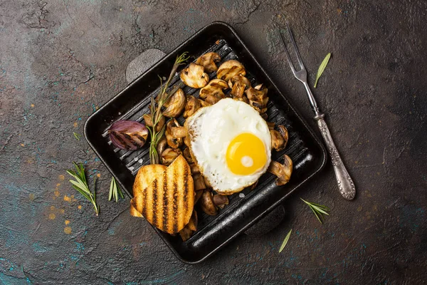 Top View Fried Egg Grilled Champignon Mushrooms Cast Iron Skillet — Stock Photo, Image