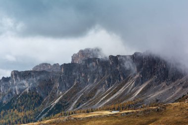 Güzel sonbahar Cinque Torri Dağları 'nın sabah manzarası bulutlu arka planda Dolomitler Alpler