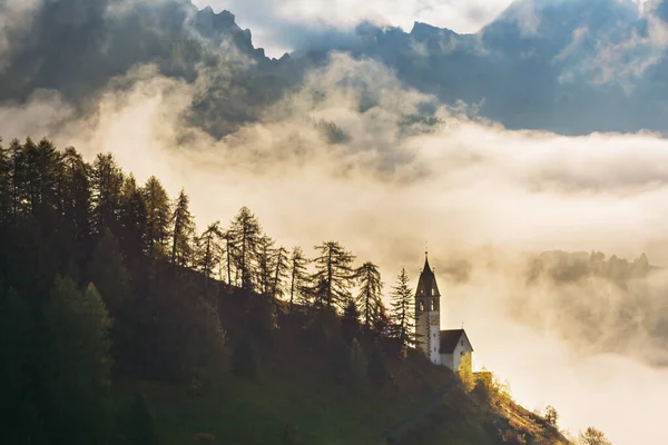 Picturesque Landscape Foggy Morning Valle Wengen Mountain Village Church Dolomites — Stock Photo, Image