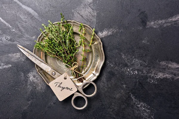 Herbe Cuisine Thym Vert Pour Aliments Sains Ciseaux Sur Plaque — Photo
