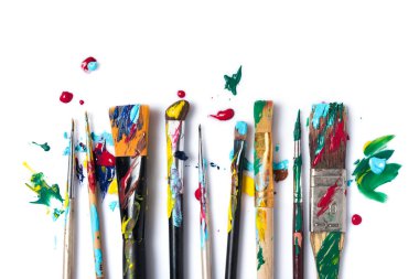 Sanatçı için aracın üst görünümü, sanat için renkli boyalı farklı boyutlarda fırçalar ve beyaz arkaplanda çizimler
