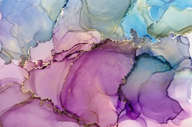 Mor, mavi ve parlak altın rengi alkol mürekkebi soyut desen, moda duvar kâğıdı. Tasarım projesi için arka plan olarak davetiye veya tebrik kartları, el ilanı, poster, sunum, ambalaj kağıdı