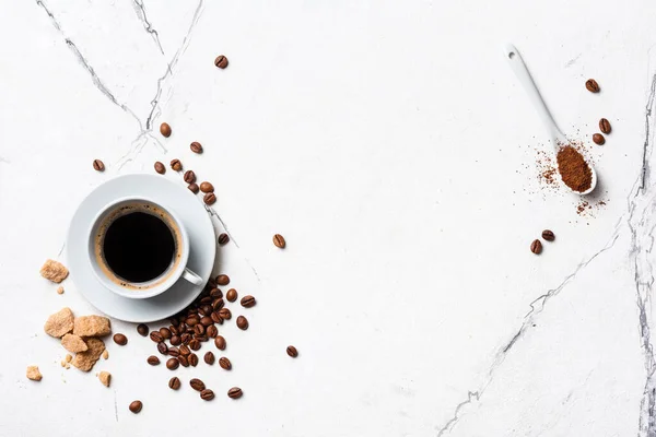 Bovenaanzicht Van Zwarte Koffie Witte Beker Met Rietsuiker Voor Ontbijt — Stockfoto