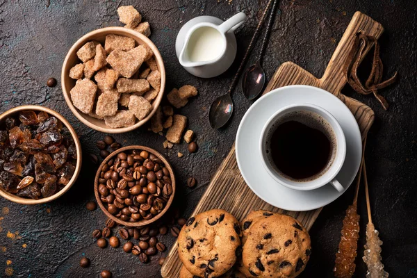 Pohled Shora Misky Hnědým Třtinovým Cukrem Křišťálovými Cukrovými Tyčinkami Kávovými — Stock fotografie