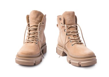 Tabanında sert ayak izleri olan moda ayakkabıları. Beyaz arka planda izole edilmiş sokak tarzı için bağcıklı bej deri çizmeler