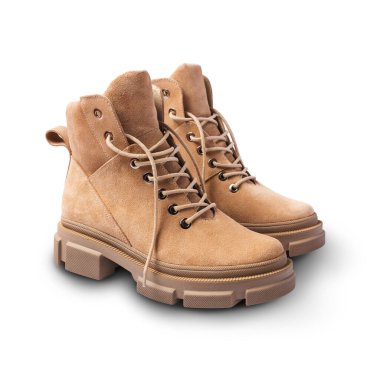 Tabanında sert ayak izleri olan moda ayakkabıları. Beyaz arka planda izole edilmiş sokak tarzı için bağcıklı bej deri çizmeler