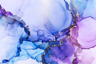 Mor, mavi ve parlak altın rengi alkol mürekkebi soyut desen, moda duvar kâğıdı. Tasarım projesi için arka plan olarak davetiye veya tebrik kartları, el ilanı, poster, sunum, ambalaj kağıdı