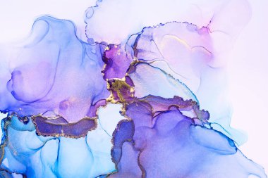 Mor, mavi ve parlak altın rengi alkol mürekkebi soyut desen, moda duvar kâğıdı. Tasarım projesi için arka plan olarak davetiye veya tebrik kartları, el ilanı, poster, sunum, ambalaj kağıdı