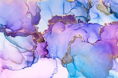 Mor, mavi ve parlak altın rengi alkol mürekkebi soyut desen, moda duvar kâğıdı. Tasarım projesi için arka plan olarak davetiye veya tebrik kartları, el ilanı, poster, sunum, ambalaj kağıdı