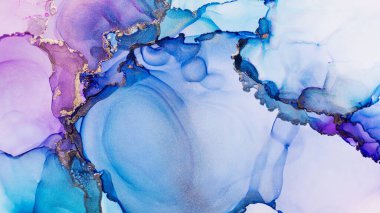 Mor, mavi ve parlak altın rengi alkol mürekkebi soyut desen, moda duvar kâğıdı. Tasarım projesi için arka plan olarak davetiye veya tebrik kartları, el ilanı, poster, sunum, ambalaj kağıdı