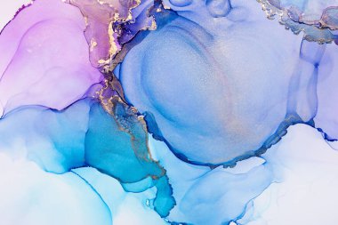 Mor, mavi ve parlak altın rengi alkol mürekkebi soyut desen, moda duvar kâğıdı. Tasarım projesi için arka plan olarak davetiye veya tebrik kartları, el ilanı, poster, sunum, ambalaj kağıdı