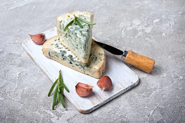 Gustoso Formaggio Morbido Blu Con Spezie Rosmarino Aglio Tavola Legno — Foto Stock