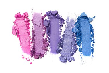 Düz fırça darbeleri. Beyaz arka planda izole edilmiş kozmetik güzellik ürünleri örnekleri olarak kırık parlak renk göz farları