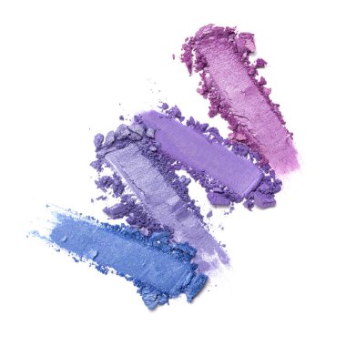 Düz fırça darbeleri. Beyaz arka planda izole edilmiş kozmetik güzellik ürünleri örnekleri olarak kırık parlak renk göz farları