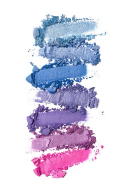 Düz fırça darbeleri. Beyaz arka planda izole edilmiş kozmetik güzellik ürünleri örnekleri olarak kırık parlak renk göz farları