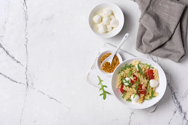 Vue Dessus Savoureuses Pâtes Végétariennes Aux Tomates Cerises Mozzarella Fromage — Photo