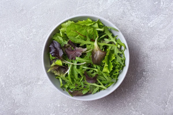 Draufsicht Auf Vegetarischen Salat Mit Frischen Grünen Blättern Auf Grauem — Stockfoto