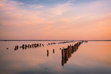 Pembe tuzlu gölün güzel gökyüzü arka planında gün batımı manzarası